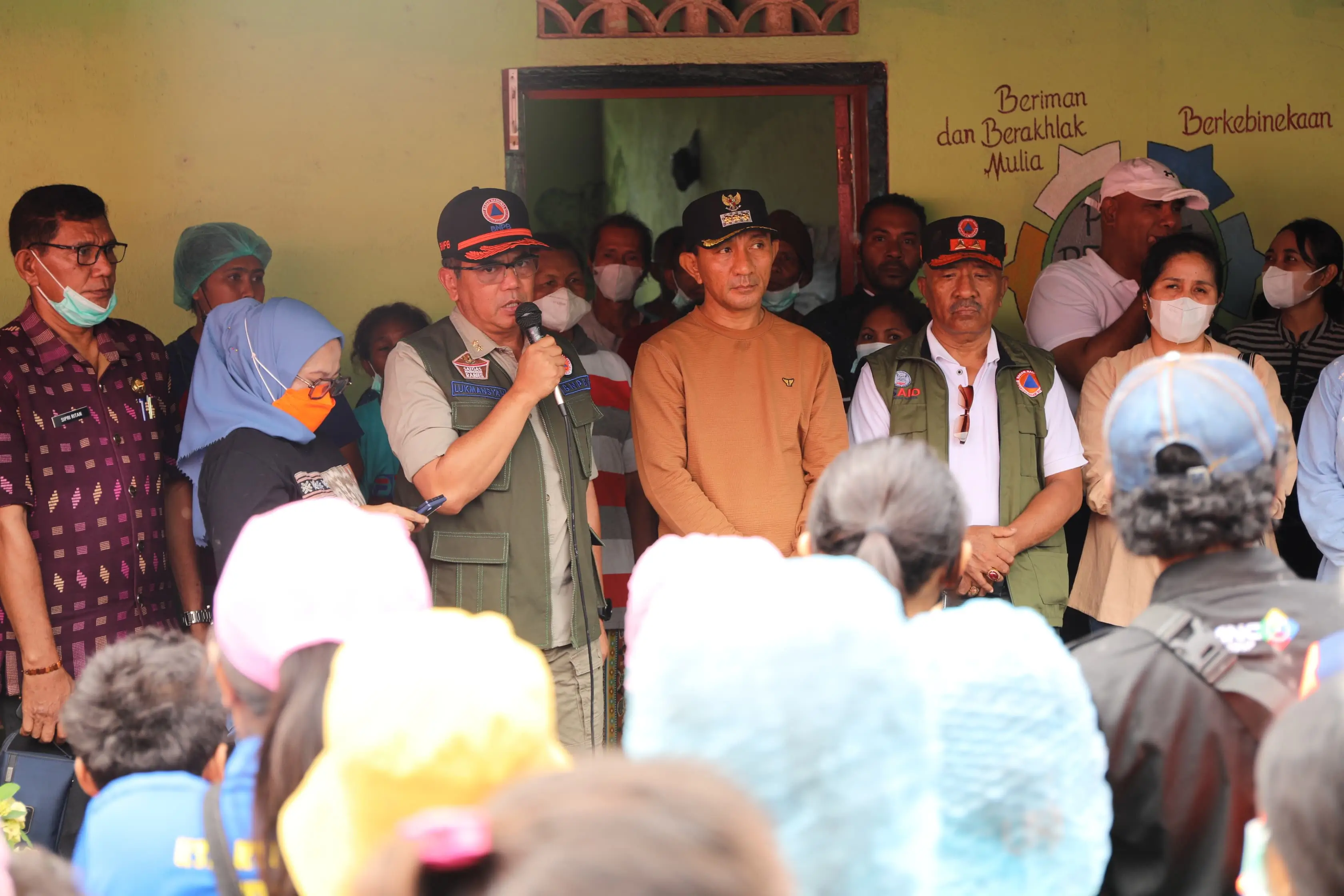 Deputi Bidang Penanganan Darurat BNPB Mayjen TNI Lukmansyah (rompi hijau) saat berdialog dengan warga di pos pengungsian Desa Hikong, Kabupaten Sikka, Nusa Tenggara Timur pada Kamis (7/11).